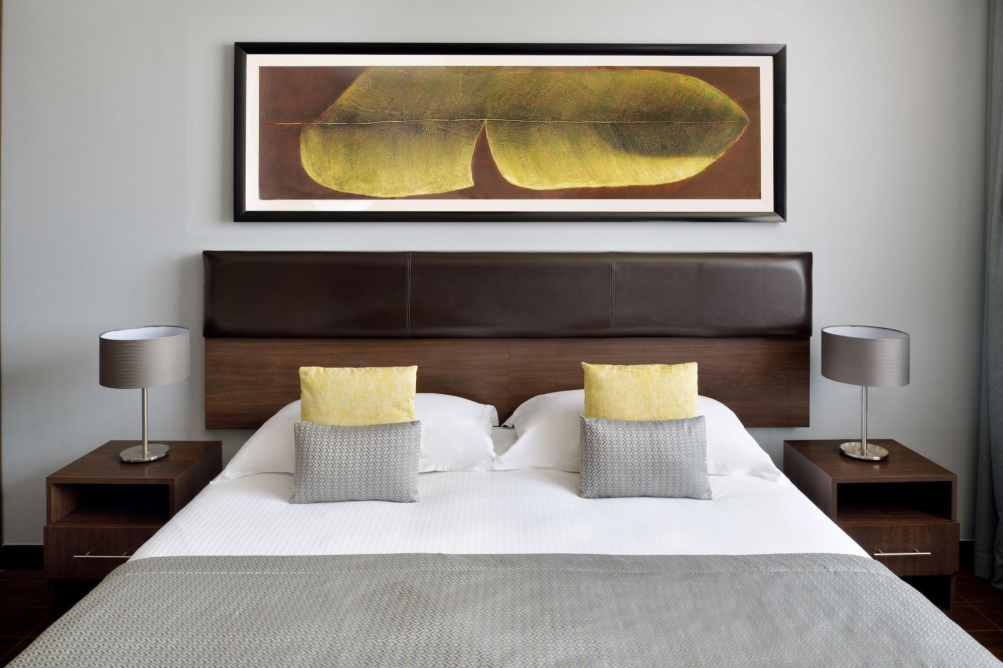 Moevenpick Hotel Apartments Al Mamzar Dubai Bagian luar foto A bedroom at the hotel