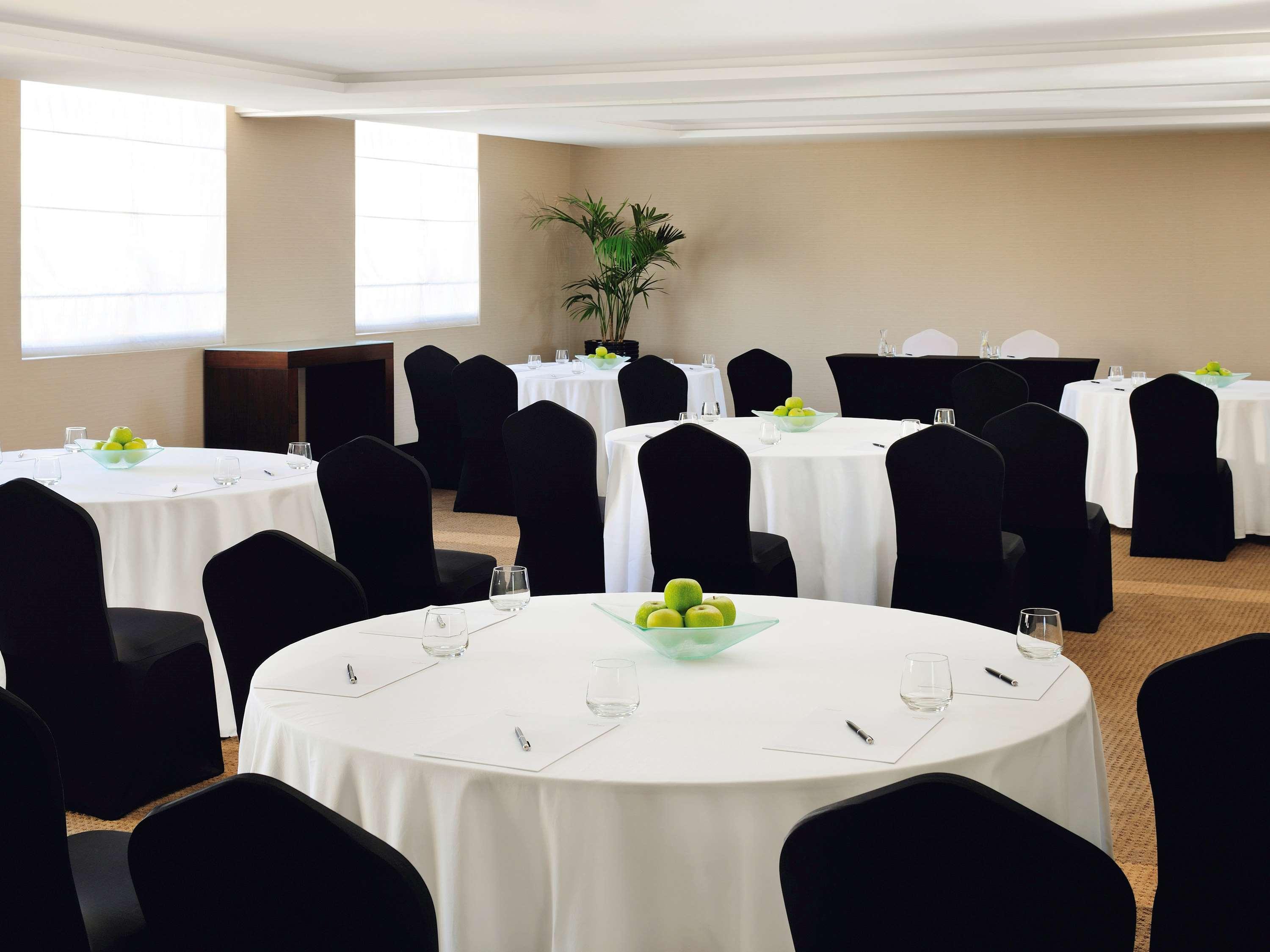 Moevenpick Hotel Apartments Al Mamzar Dubai Bagian luar foto The Westin Palace Madrid