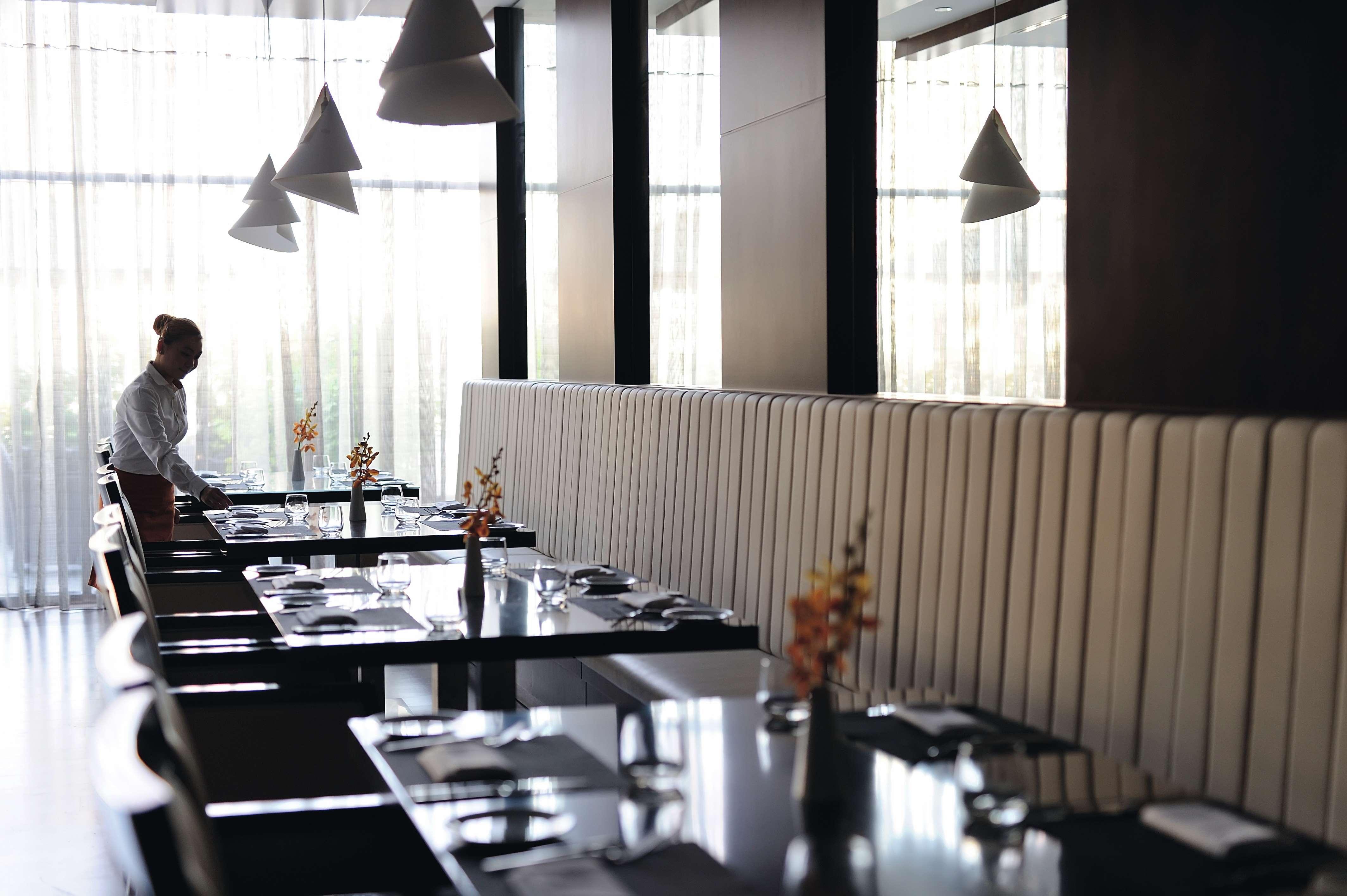 Moevenpick Hotel Apartments Al Mamzar Dubai Bagian luar foto Restaurant
