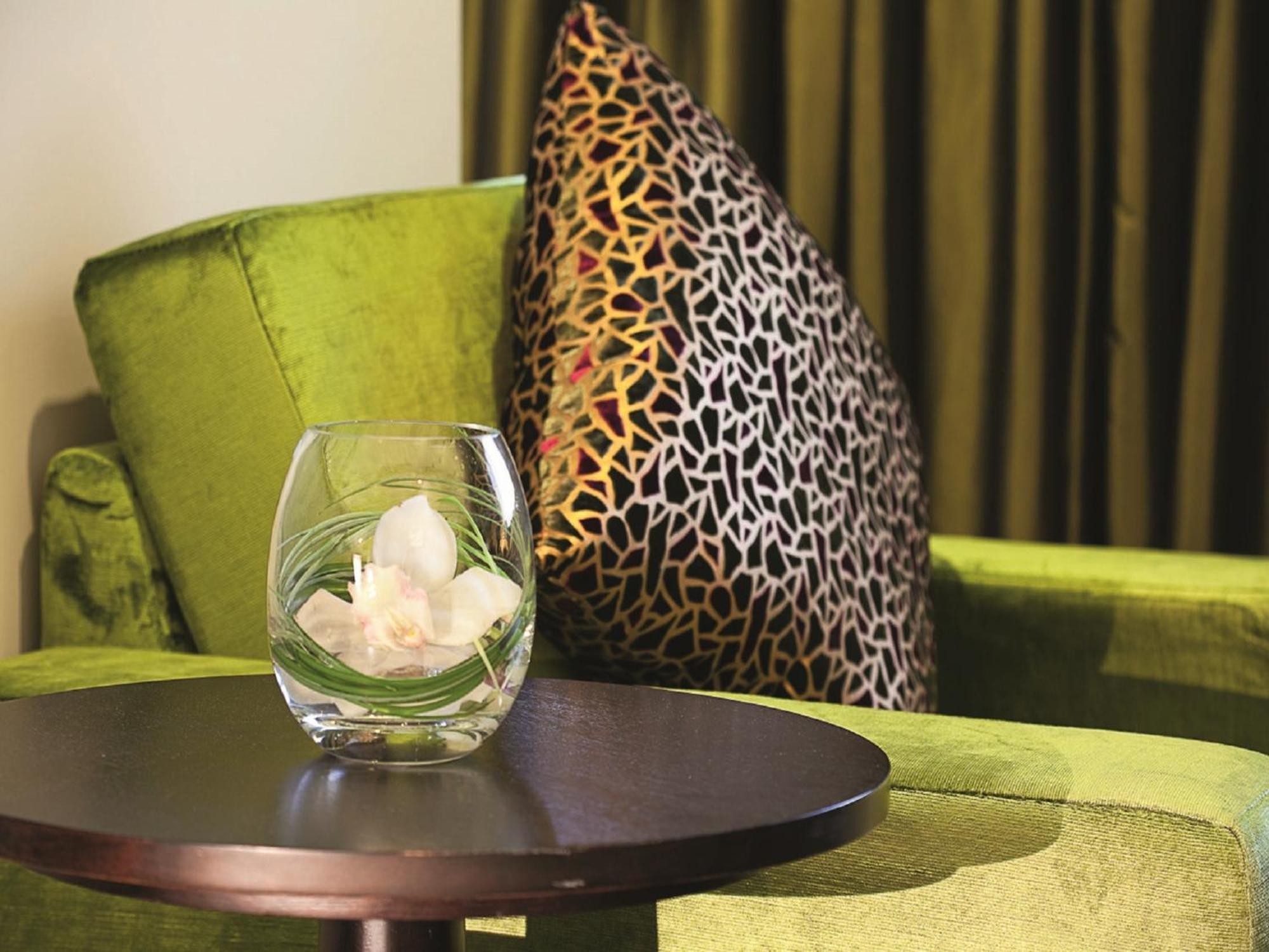 Moevenpick Hotel Apartments Al Mamzar Dubai Ruang foto A green sofa