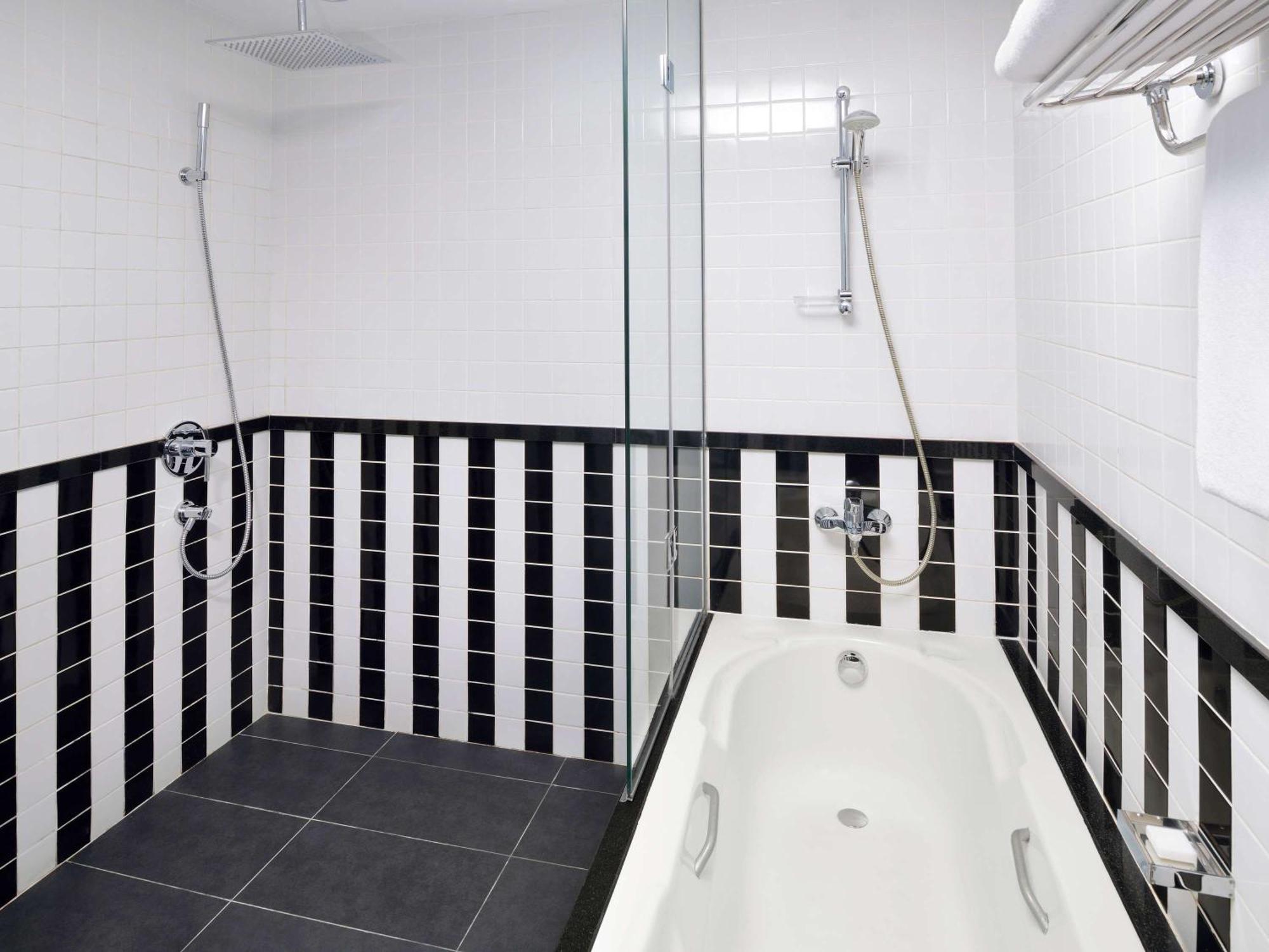 Moevenpick Hotel Apartments Al Mamzar Dubai Bagian luar foto Bathroom with shower and bath
