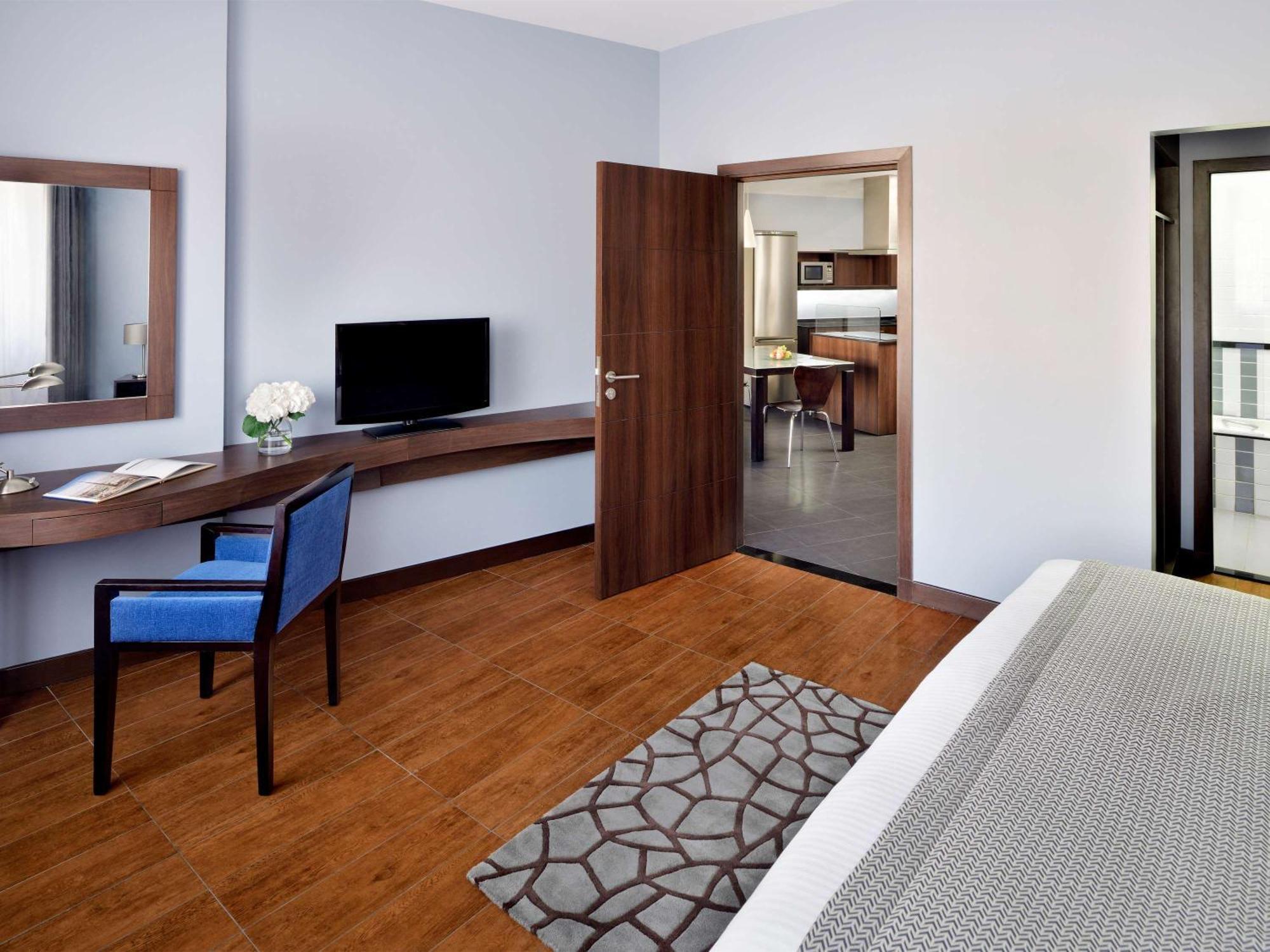 Moevenpick Hotel Apartments Al Mamzar Dubai Bagian luar foto A typical room at the hotel