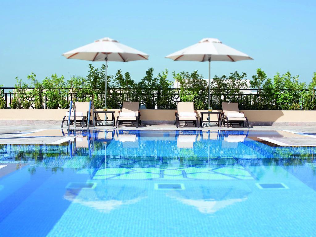 Moevenpick Hotel Apartments Al Mamzar Dubai Bagian luar foto The swimming pool at the hotel